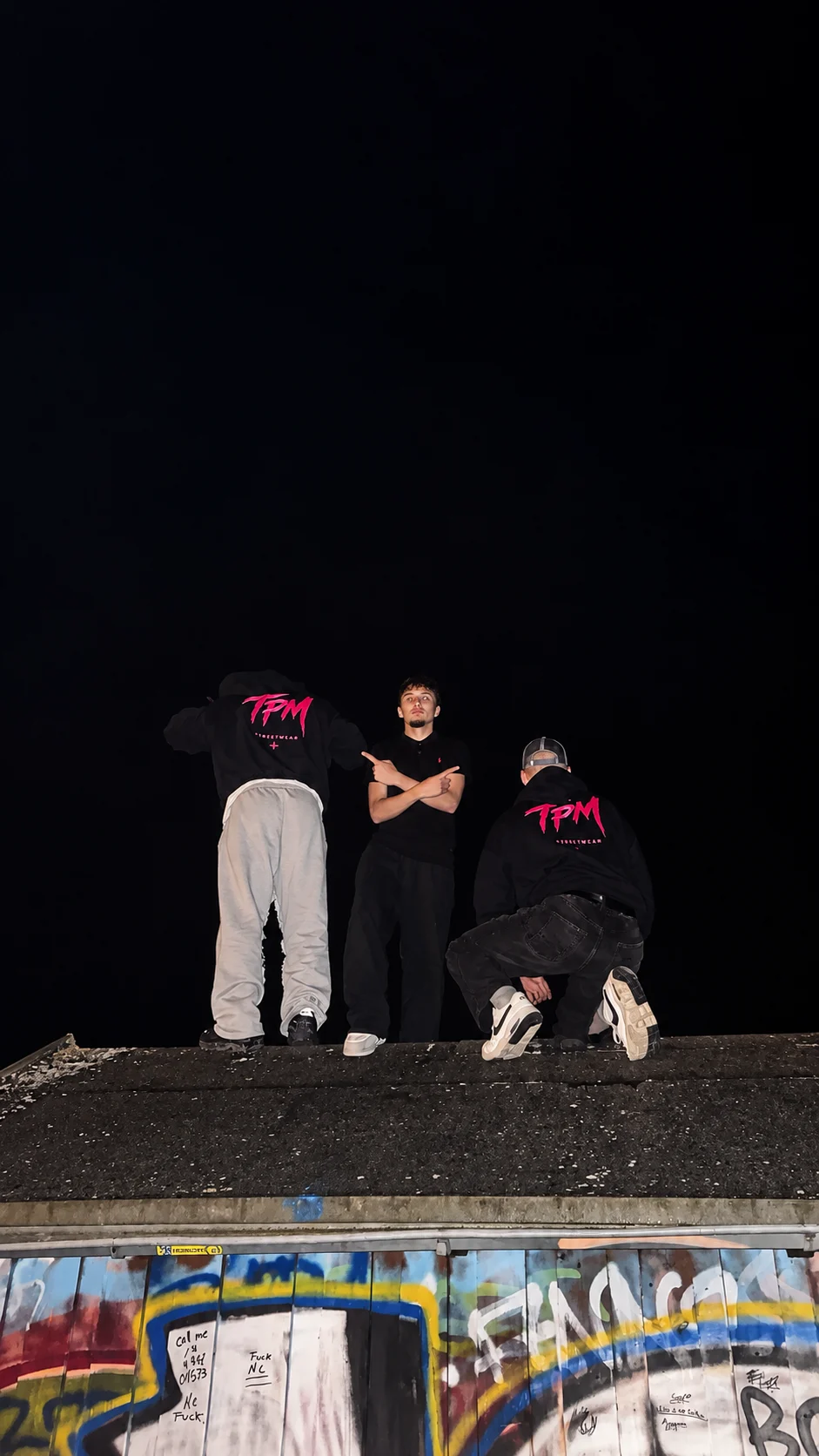 Die TPM-Crew in Streetwear mit pinken Logo-Prints